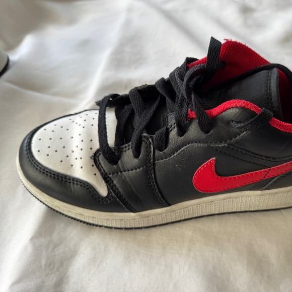 Nike Air Jordon 1 Low 4.5 Youth Black/White/Fire Red - Picture 13 of 14